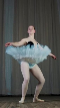 eski tiyatro salonu sahnesinde bale prova. Beyaz bale ayakkabıları, tutu ve pointe içinde genç şişman balerin deneyin bazı bale hareket, glissad tr tornant dans etmek.