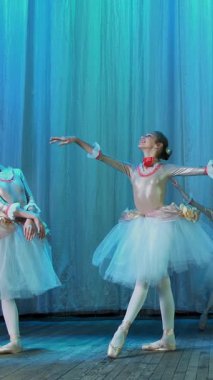 eski tiyatro salonu sahnesinde bale prova. Zarif elbiseler ve pointe ayakkabı, genç balerinler dans zarif belirli bale hareketleri, geçmek, doğal yay.