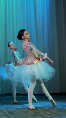 eski tiyatro salonu sahnesinde bale prova. Zarif elbiseler ve pointe ayakkabı, genç balerinler dans zarif belirli bale hareketleri, geçmek, Arabesk, tempiplie.