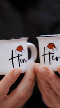 Noel kahve fincanları. Hediyeler. Yakın plan. Noel aksesuarları, mağazadaki dekorasyonlar, süpermarketler. Noel fuarında aldığın hediyeler. Noel ruhu. İyi tatiller. Mutlu Noeller ve mutlu yıllar. Alışveriş merkezi.