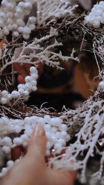 Noel çelengi. Noel alışverişi, Fair. Şenlik aksesuarları. Yakın plan. Kadınlar Noel ziyafeti aksesuarlarını, süslemeleri dükkanda seçerler..