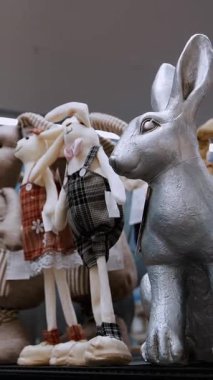 Paskalya panayırı. Yakın plan. Farklı komik Paskalya tavşanı heykelcikleri, heykelcikler. Geleneksel Avrupa paskalya dekoru ve dekorasyonları.