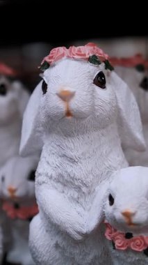 Paskalya panayırı. Yakın plan. Farklı komik Paskalya tavşanı heykelcikleri, heykelcikler. Geleneksel Avrupa paskalya dekoru ve dekorasyonları.