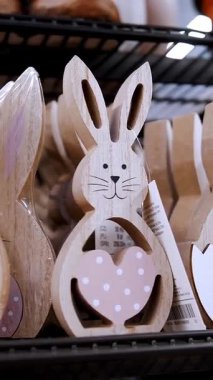 Paskalya panayırı. Yakın plan. Farklı komik Paskalya tavşanı heykelcikleri, heykelcikler. Geleneksel Avrupa paskalya dekoru ve dekorasyonları.