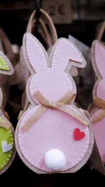 Paskalya panayırı. Yakın plan. Süslü, Paskalya hediyesi bir mağazada sergilenen tavşan çantalarına dokundu. Geleneksel Avrupa paskalya dekoru ve dekorasyonları.