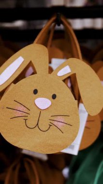 Paskalya panayırı. Yakın plan. Süslü, Paskalya hediyesi bir mağazada sergilenen tavşan çantalarına dokundu. Geleneksel Avrupa paskalya dekoru ve dekorasyonları.