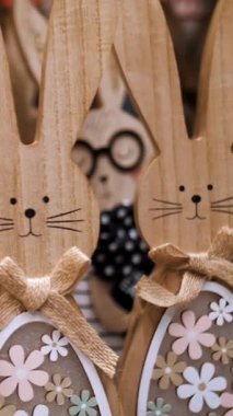 Paskalya indirimi. Farklı komik Paskalya tavşanı heykelcikleri, heykelcikler. Ev için Paskalya dekorasyonu alışverişi. Paskalya süsleri ve hediyeler dükkanda, süpermarkette..