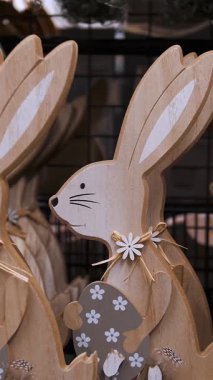 Paskalya indirimi. Farklı komik Paskalya tavşanı heykelcikleri, heykelcikler. Ev için Paskalya dekorasyonu alışverişi. Paskalya süsleri ve hediyeler dükkanda, süpermarkette..