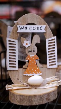 Paskalya indirimi. Farklı komik Paskalya tavşanı heykelcikleri, heykelcikler. Ev için Paskalya dekorasyonu alışverişi. Paskalya süsleri ve hediyeler dükkanda, süpermarkette..