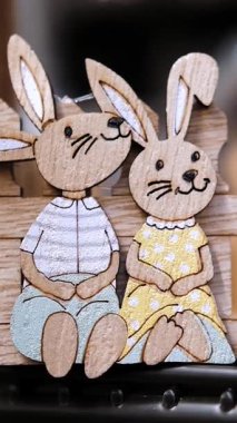 Paskalya indirimi. Farklı komik Paskalya tavşanı heykelcikleri, heykelcikler. Ev için Paskalya dekorasyonu alışverişi. Paskalya süsleri ve hediyeler dükkanda, süpermarkette..