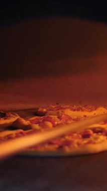 Fırında pizza pişiriliyor. Fırın sıcak ve pizza Browning.