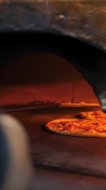 Fırında pizza pişiriliyor. Fırın sıcak ve pizza Browning.