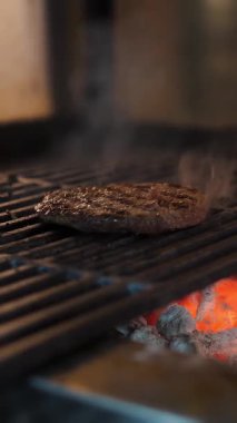 Restoranda ızgara var. Hamburger için ızgara et. Bir İtalyan lokantasında, şef hamburger ve şiş et hazırlıyor..