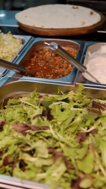 Shawarma Malzemeleri: Lavaş, Et, Sos, Sebze, Salatalık, Soğan, Lahana, Baharatlı Biber, Patates, Yeşillik, Havuç