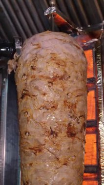Bir aşçı et keser, shawarma, jiroskop, döner kebap yapmak için. Şişte et pişirmek
