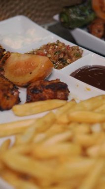 Yakın plan, gönüllüler beslenme çantalarında bedava sıcak yemek, yiyecek teslimatı hazırlıyorlar. Yardım projesi, bağış yardımı