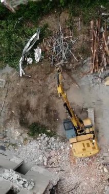 Sarı Kazıcı ile Şehir Yıkım Alanı Enkaz Temizliği Yapıyor