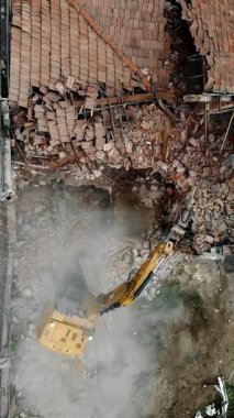 Sarı Kazıcı 'nın Hava Görüntüsü Kırmızı Tuğla Binasını Yıkmak Enkaz ve Toz Ortasında
