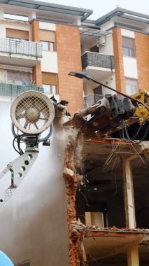 Şehir Binası 'nın Gündüz Ağır Makineler kullanılarak Yıkılması