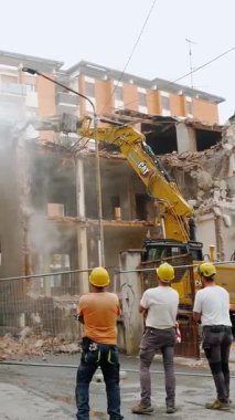 Kentsel Yenileme ve Altyapı Geliştirme: Eski Binanın İnşaat Ekibi Tarafından Yıkılması