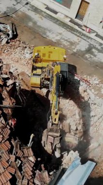 Yıkım Alanı Temizleme Şehir Bölgesi 'nde Kazıcı Arasında