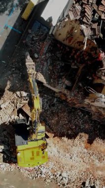 Endüstriyel Yıkım: Kazıcı Kentsel Yapıları Yıkıyor