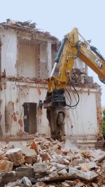 Kentsel Yenilenme, Enkaz ve Toz Bulutları Arasındaki Bir Binanın Yıkımı