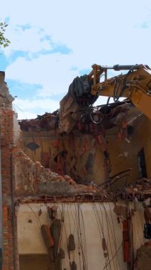 Kentsel Yenileme Projesi: Kazıcı Toz ve Enkaz Arasındaki Eski Binayı Yıkıyor