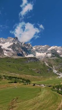 Cervinia yakınlarındaki Matterhorn Dağı 'na yakın bir golf sahası. Matterhorn Dağı. İtalya 'da Cervinia. Matterhorn 'un ana zirvesi. Yüksek kalite 4k görüntü