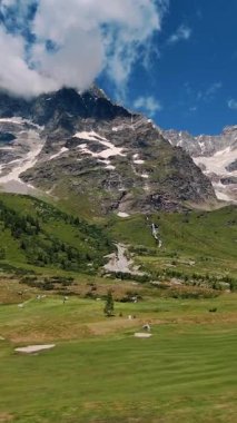 Cervinia yakınlarındaki Matterhorn Dağı 'na yakın bir golf sahası. Bereketli yeşil çayırlar, açık mavi gökyüzünün altındaki yüksek kar örtülü dağların altında uzanır ve doğa meraklıları ve açık hava maceracıları için mükemmel bir manzara sunar.