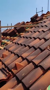 Güneşli bir günde Konut İnşaat Alanında Çatı Yapımı. Yerleşim Katı Tiling 'in İlerlemesi.