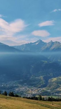 Verdant Vadileri ve Yüksek Tepeleri olan Alp Manzarası