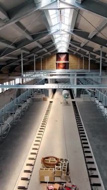 Otomatik Besleme Sistemi ve Havalandırması olan modern Dairy Farm Interior. Modern Tarım Besleme Alanı: Geniş, İyi Tasarlanmış Çiftlik Çiftliği 'nin İçerisi.