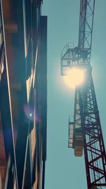 Crane ve Modern İnşaat Cephesi ile Sunlit Şehir İnşaat Alanı