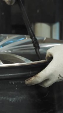 Lastik uyumu. Tekerleği sökmek için hidrolik ya da mekanik baskı kullanan bir tamirci. Tamirci, profesyonel ekipman kullanarak lastiği jantından çıkarıyor.