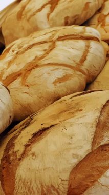 Fırın. Sokak yemeği. Yakın plan. Fırın ürünleri. Ekmek. Çörekler. Puf böreği. Farklı dolgulu kruvasanlar. Pişirme. Yemek festivali. Açık hava yemekleri. Yiyecek pazarı. Adil. sokak pazarı.