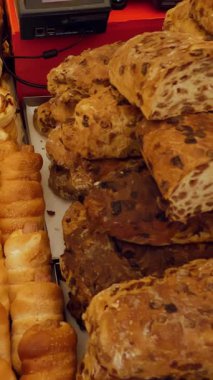 Fırın. Sokak yemeği. Yakın plan. Fırın ürünleri. Ekmek. Çörekler. Puf böreği. Farklı dolgulu kruvasanlar. Pişirme. Yemek festivali. Açık hava yemekleri. Yiyecek pazarı. Adil. sokak pazarı.