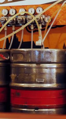 - Bira. Bira fıçılarında el yapımı. Sokak yemekleri festivali.