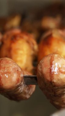 Izgara et. Sosis ve shashlik. Yakın plan. Şiş üstünde kızarmış et. Sokak yemeği. Barbekü. ateşte et pişirmek. Şiş kebap. Yemek festivali. Sokak pazarı. Aşçılık sergisi ya da adil.