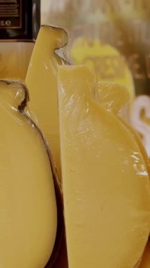Peynir kafalar. farklı tipte ev yapımı sert peynirler. Sokak yemeği. Yemek festivali. Peynir ürünlerinin perakende satışı. Keçi peyniri, sert organik peynir, parmesan peyniri. Sokak pazarı. Aşçılık sergisi ya da adil