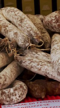 Ev yapımı sosisler. Et. Sokak yemeği. Yakın plan. Salam ve cervelat sosis, pastırma ve diğer et ürünleri. İştah açıcı ve lezzetli. Ev yapımı tütsülenmiş et. Adil. yemek festivali.