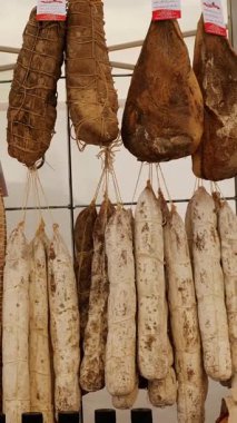 Ev yapımı sosisler. Et. Sokak yemeği. Yakın plan. Salam ve cervelat sosis, pastırma ve diğer et ürünleri. İştah açıcı ve lezzetli. Ev yapımı tütsülenmiş et. Adil. yemek festivali.