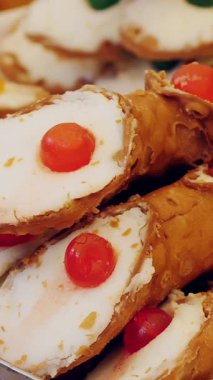 Şekerleme. Fırın ürünleri. Tatlı hamur işleri. Yakın plan. Geleneksel tatlı İtalyan hamur işleri. Tatlı, lezzetli tatlılar pastanede sergileniyor. Markette sokak yemeği. Pişirme.