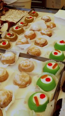 Şekerleme. Fırın ürünleri. Tatlı hamur işleri. Yakın plan. Geleneksel tatlı İtalyan hamur işleri. Tatlı, lezzetli tatlılar pastanede sergileniyor. Markette sokak yemeği. Pişirme.