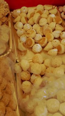 Şekerleme. Fırın ürünleri. Tatlı hamur işleri. Yakın plan. Geleneksel tatlı İtalyan hamur işleri. Tatlı, lezzetli tatlılar pastanede sergileniyor. Markette sokak yemeği. Pişirme.
