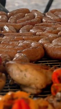 Yanan kömürlerin üzerinde ızgara et. Izgara sebze. Yakın plan. Izgara yemek, barbekü. Izgarada pişmiş yemek. Açık havada yemek yapmak..