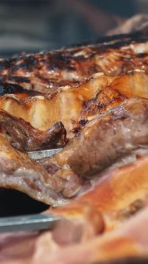 Yavru domuzlar kızartılıyor. Kızarmış et, sulu domuz eti. Yakın plan. Kızarmış domuz mu yoksa tükürüğe konmuş domuz mu? Açık havada. Barbekü açık hava. Et pişiriyorum..