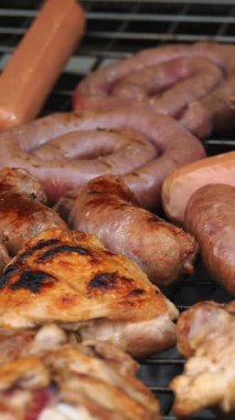 Sosis, tavuk, ızgara et. Piyasa. Sergi. İtalya.