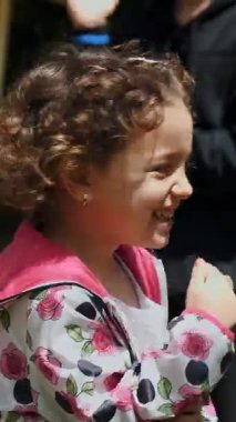 Çocuk dansı. Küçük tatlı kıvırcık kız dans ediyor, dışarıda çocukların doğum günü partisinde eğleniyor. çocuk konsepti.