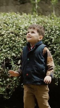 Küçük şirin çocuk. Açık hava çocuğunun partisi. Bir çocuk parkta şişme balonla oynuyor. Sıcak yaz günü